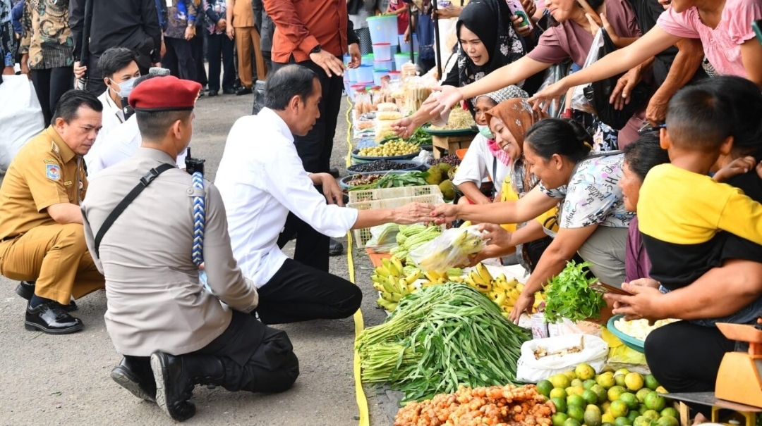 Jokowi Tekankan Pentingnya Revitalisasi Pasar Tradisional Genjot Ekonomi Lokal
