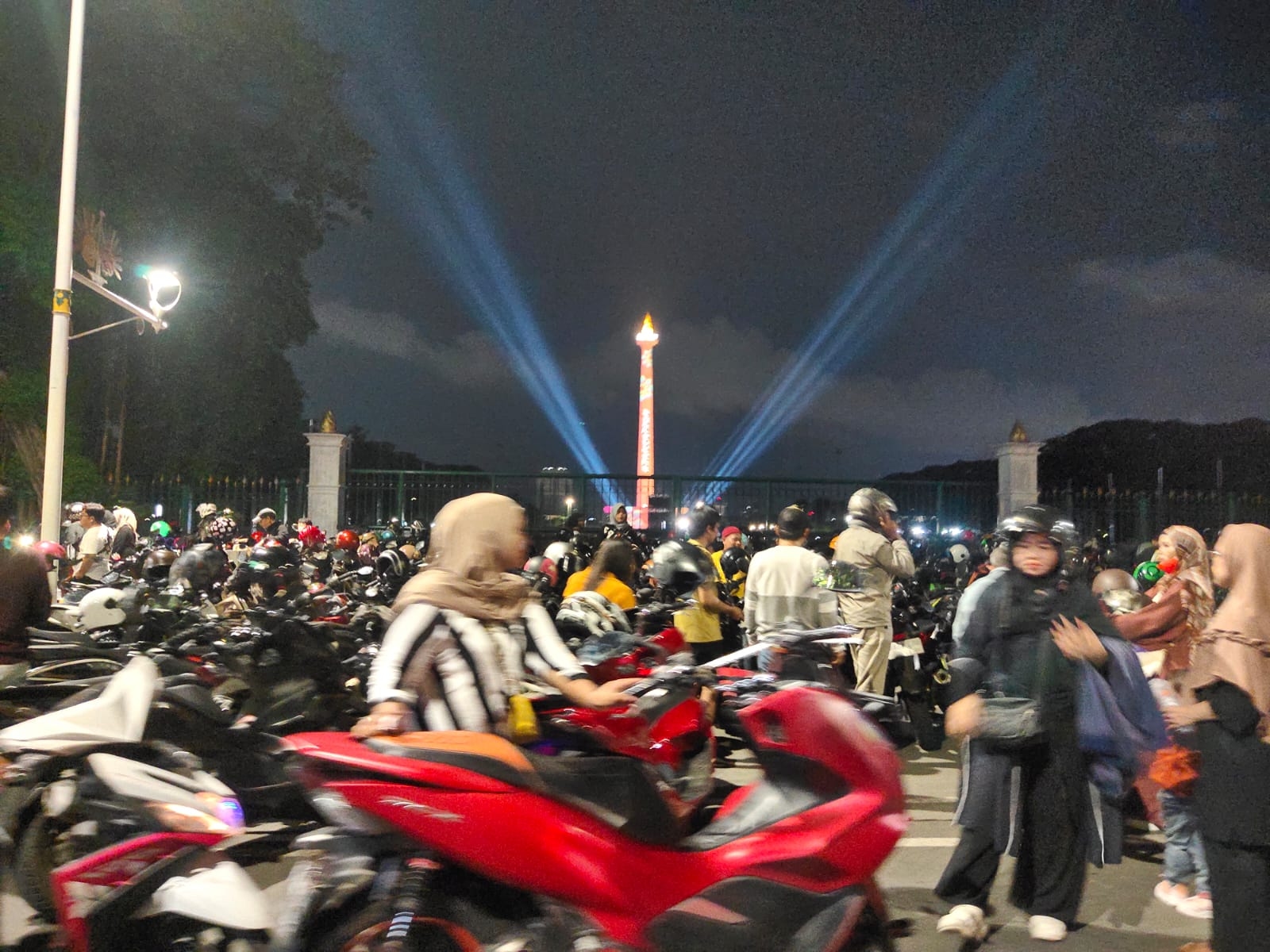Pengunjung Monas Membludak di H+3 Lebaran, Banyak Warga Parkir di Jalanan