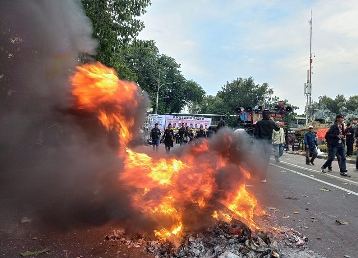Sempat Bentrok, Massa Kontra Hasil Pilpres Bakar Ban Sebelum Tinggalkan Area Patung Kuda