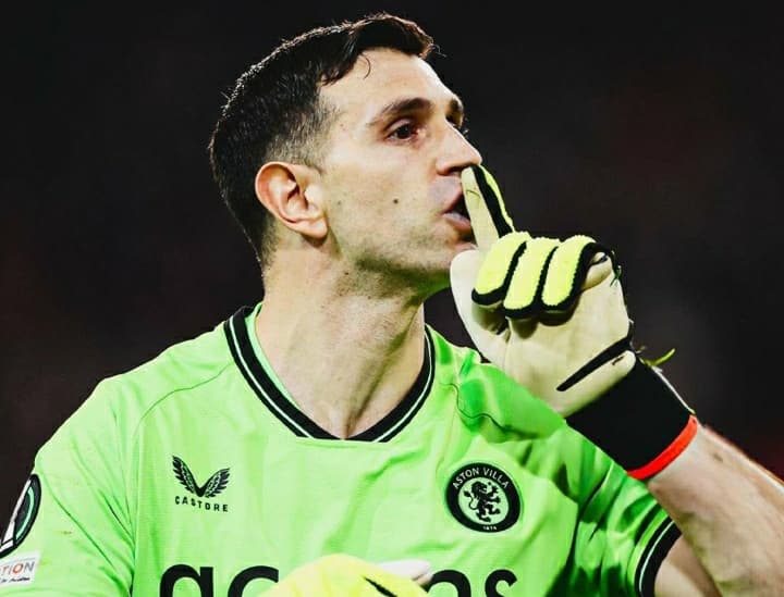 Emiliano Martinez 'Rajanya Adu Penalti' dengan Reputasi Buruk Si Pengulur Waktu