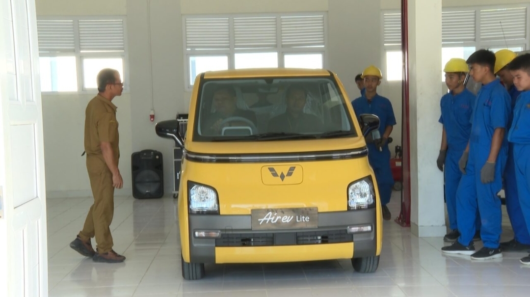 Majukan Pendidikan Vokasi dan Teknologi, Jokowi Beri Hadiah Mobil Listrik ke SMK Negeri 1 Rangas