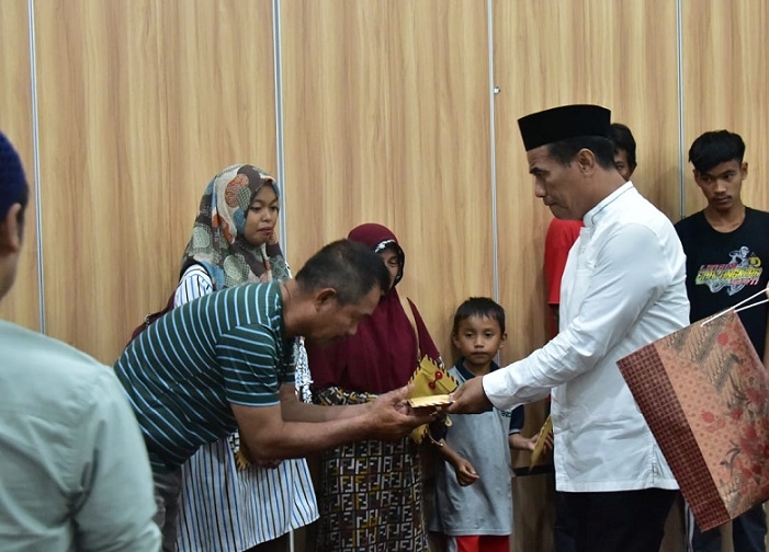 Mentan Amran Beri Bantuan Anak Yatim dan Korban Banjir Sulsel