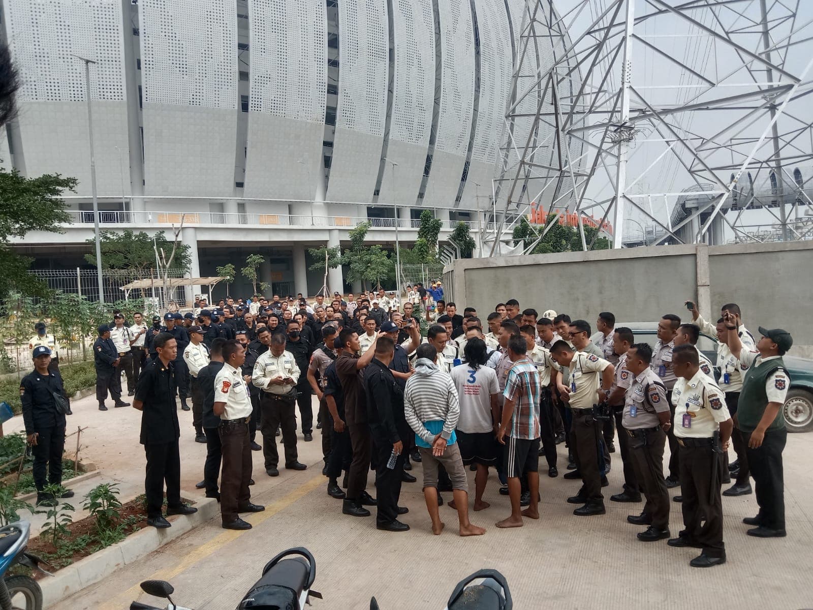 Dipaksa Aparat Tinggalkan Rusun, Warga Kampung Bayam Masih Nekat Bertahan