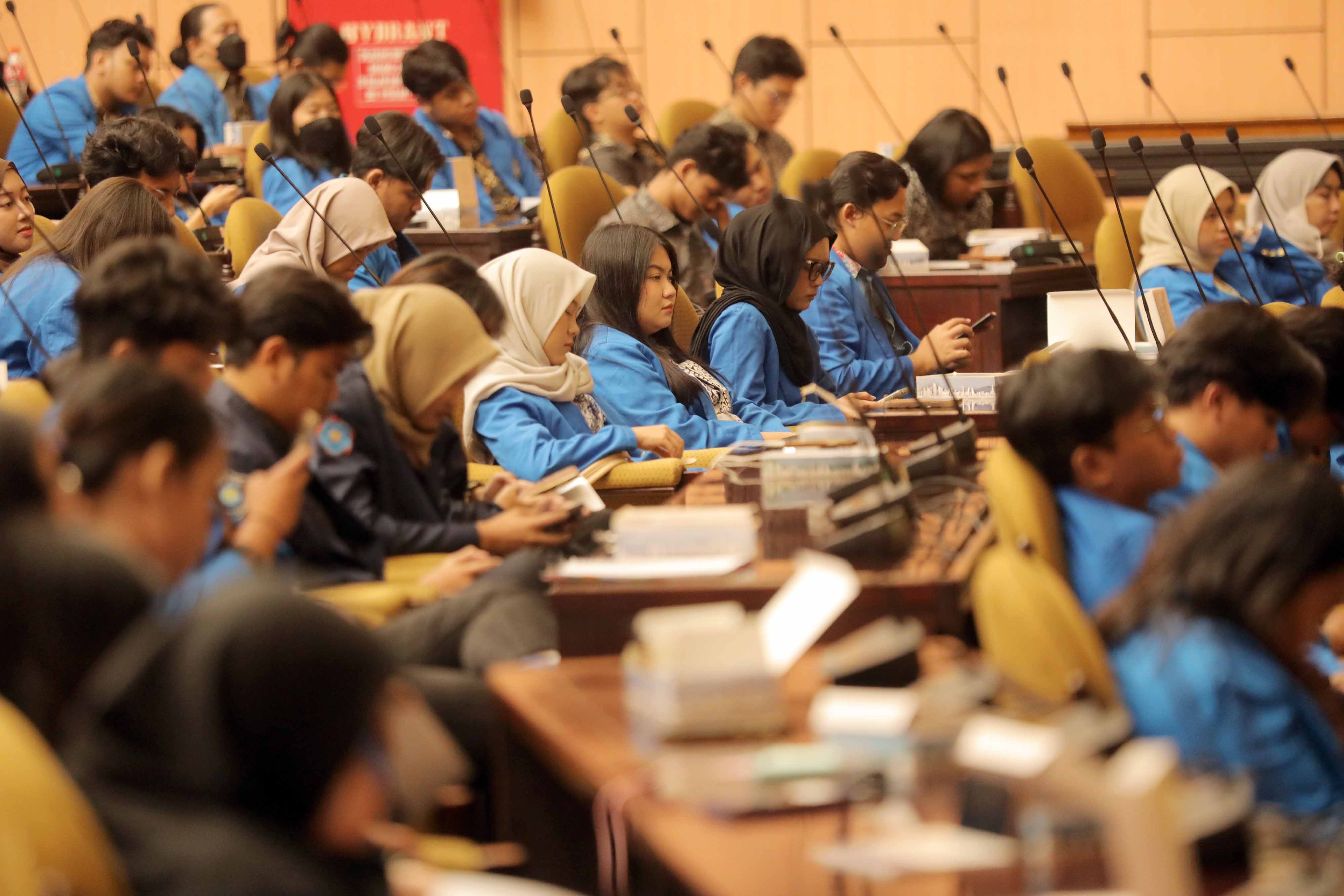 Sebagai Seorang Mahasiswa Bagaimana Upaya Anda Supaya Identitas Nasional Bangsa Indonesia Tidak Luntur di Kalangan Generasi Milenial?