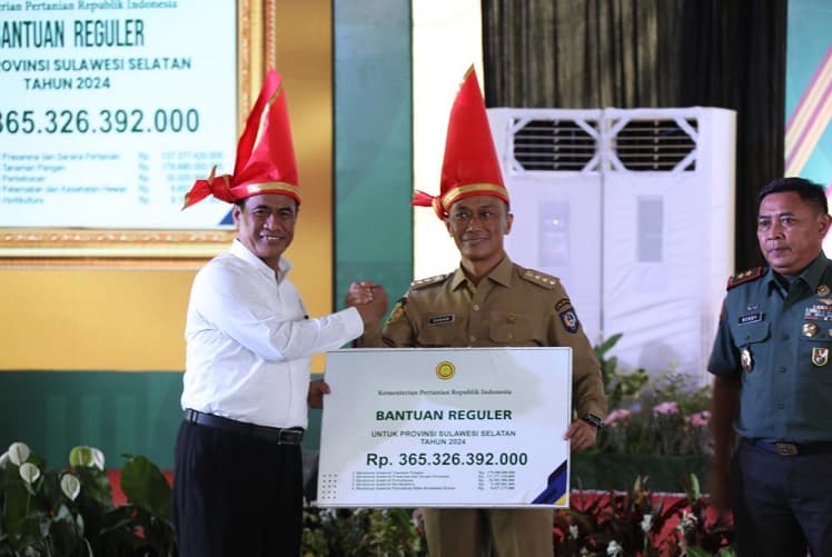 Mentan Serahkan Bantuan Pertanian Rp410 Miliar untuk Warga Terdampak Bencana di Sulsel