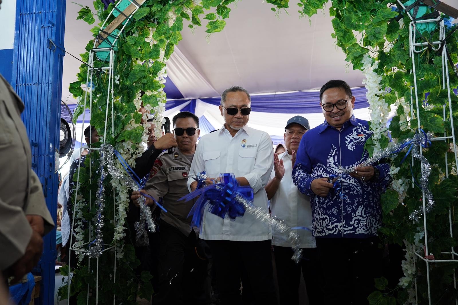 Cek Harga Bapok di Bengkulu, Mendag Zulhas Bagi-bagi 1 Ton Beras ke Warga