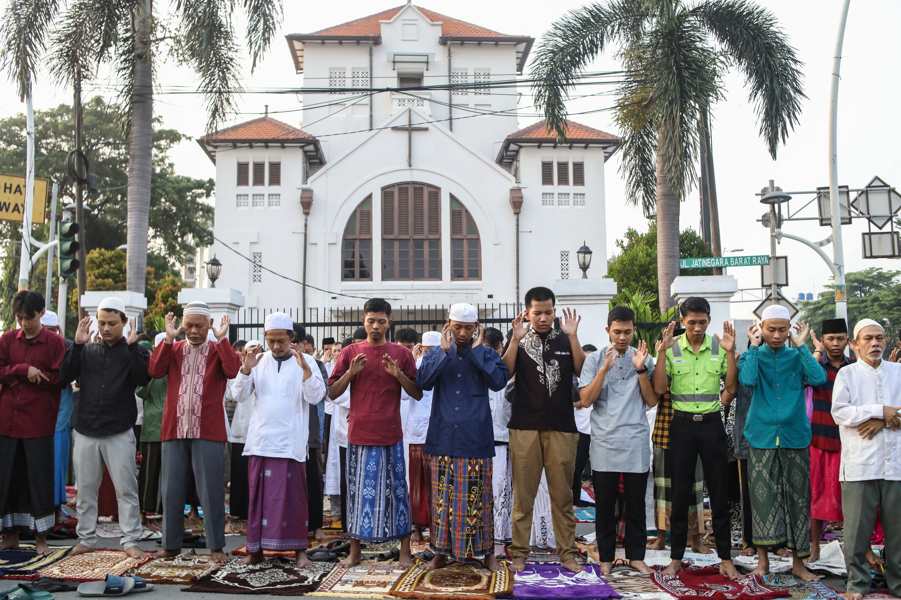 Bagaimana Sikap Kalian Apabila Ada Salah Satu Temanmu yang Belum Melaksanakan Salat Lima Waktu?