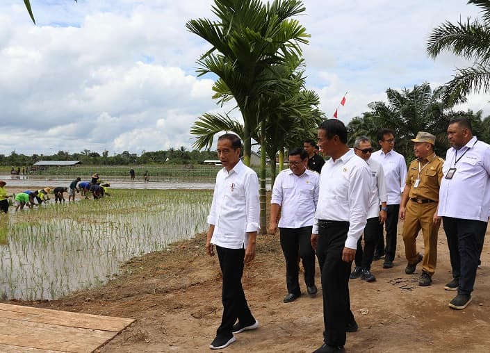Mentan Dampingi Presiden Jokowi Tinjau Program Pompanisasi di Kotawaringin Timur