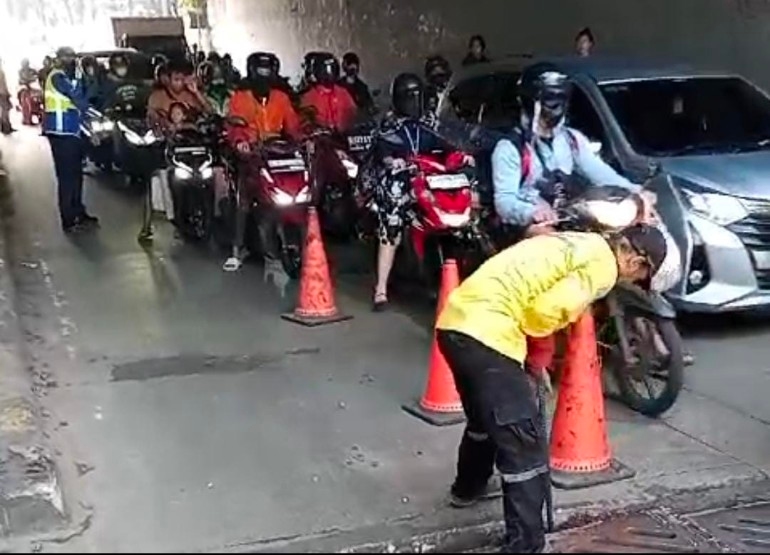 Penutup Gorong-gorong Amblas, Underpass Manggarai Macet Parah