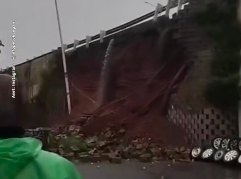 Tebing Tol Bintaro Longsor Akibat Hujan Deras, Tak Ada Korban Jiwa