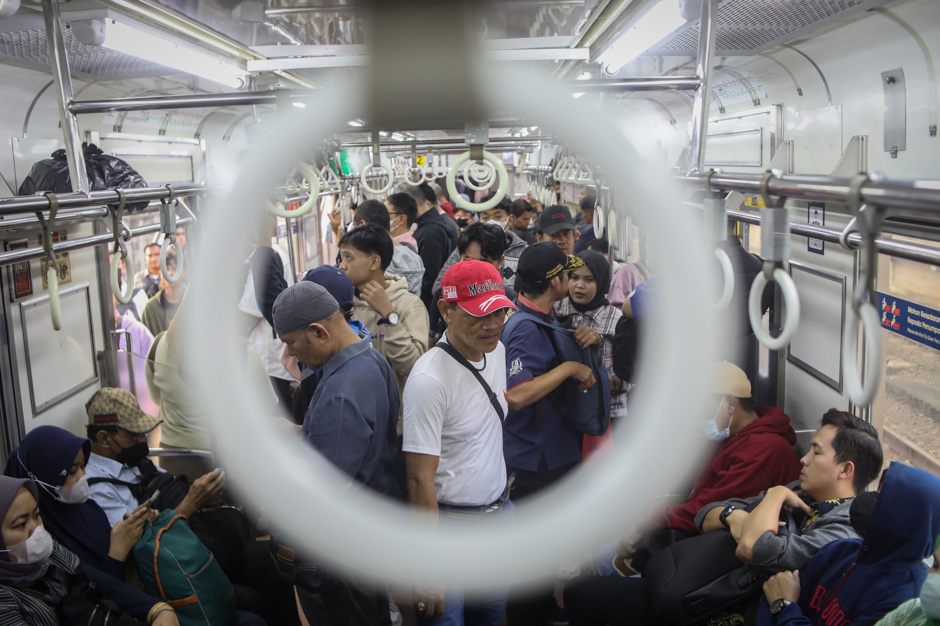 Gesek Alat Vital ke Penumpang Wanita di KRL, Pria Ini di-Blacklist oleh KAI
