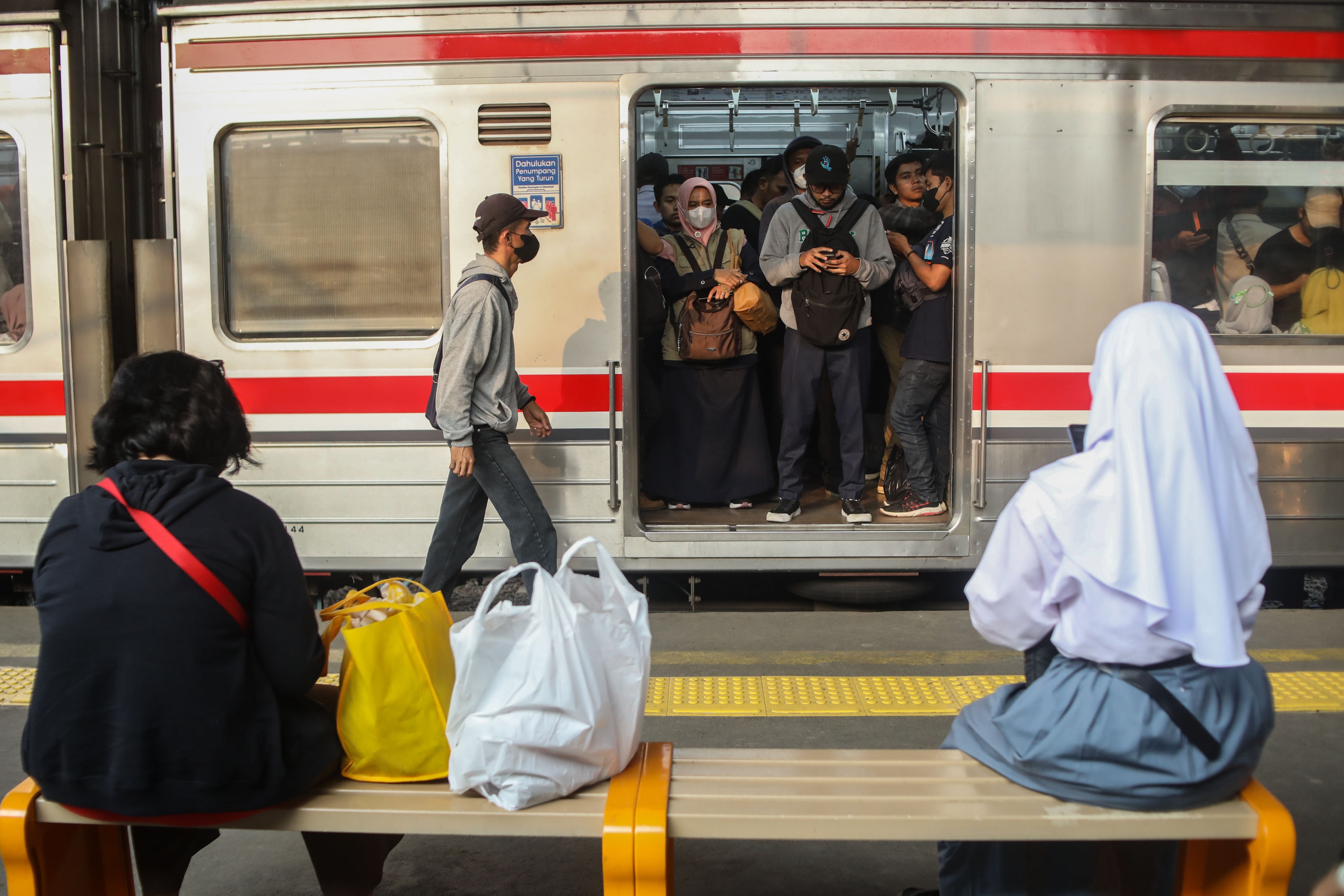 Stasiun Tanah Abang: Nadi Transportasi Jakarta yang Tak Pernah Tidur
