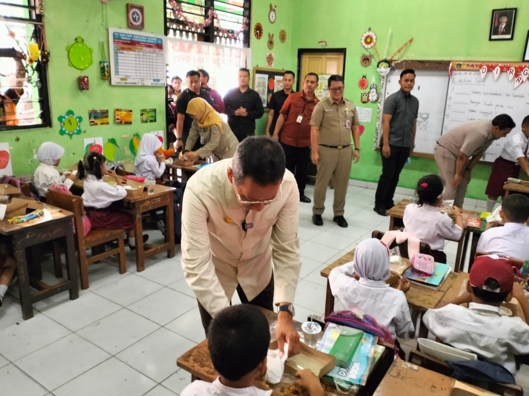 Heru Budi Uji Coba Makan Bergizi Gratis di SDN 07 Cideng, Jakarta Pusat