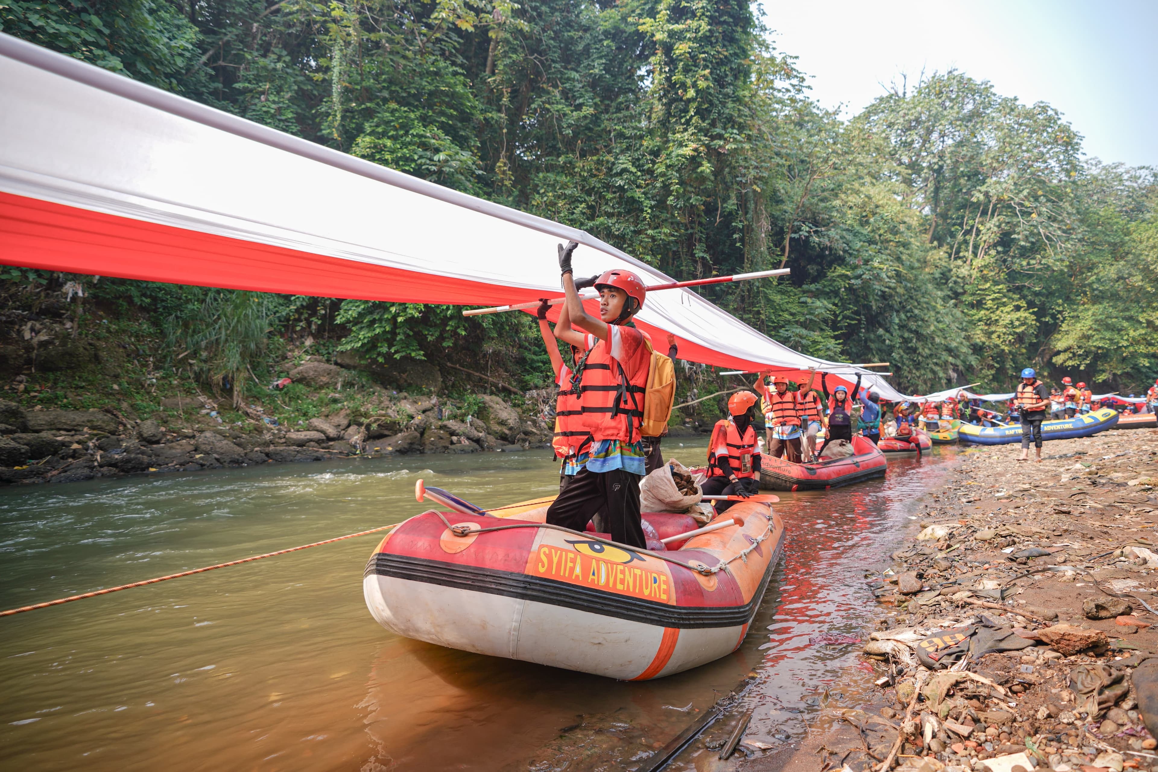 Pertamina Patra Niaga Bersihkan Sungai Ciliwung dan Kibarkan Bendera 79 Meter untuk Peringati HUT ke-79 RI