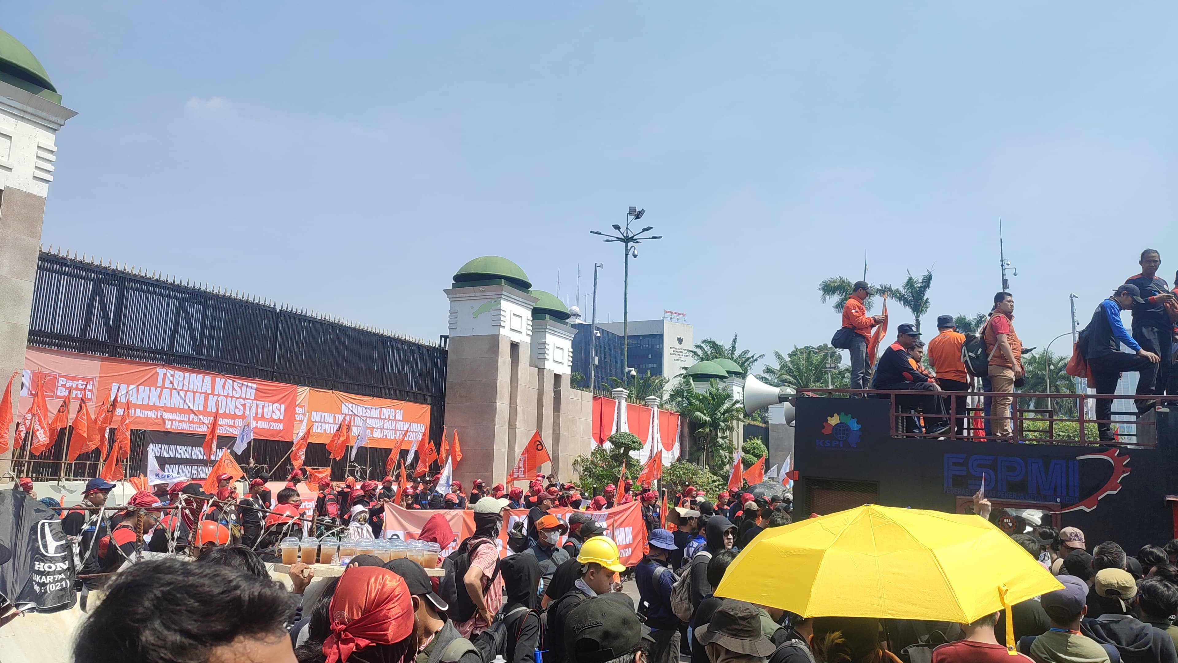 Anak Machica Mochtar hingga Direktur Lokataru Diamankan Polisi saat Demo Kawal Putusan MK