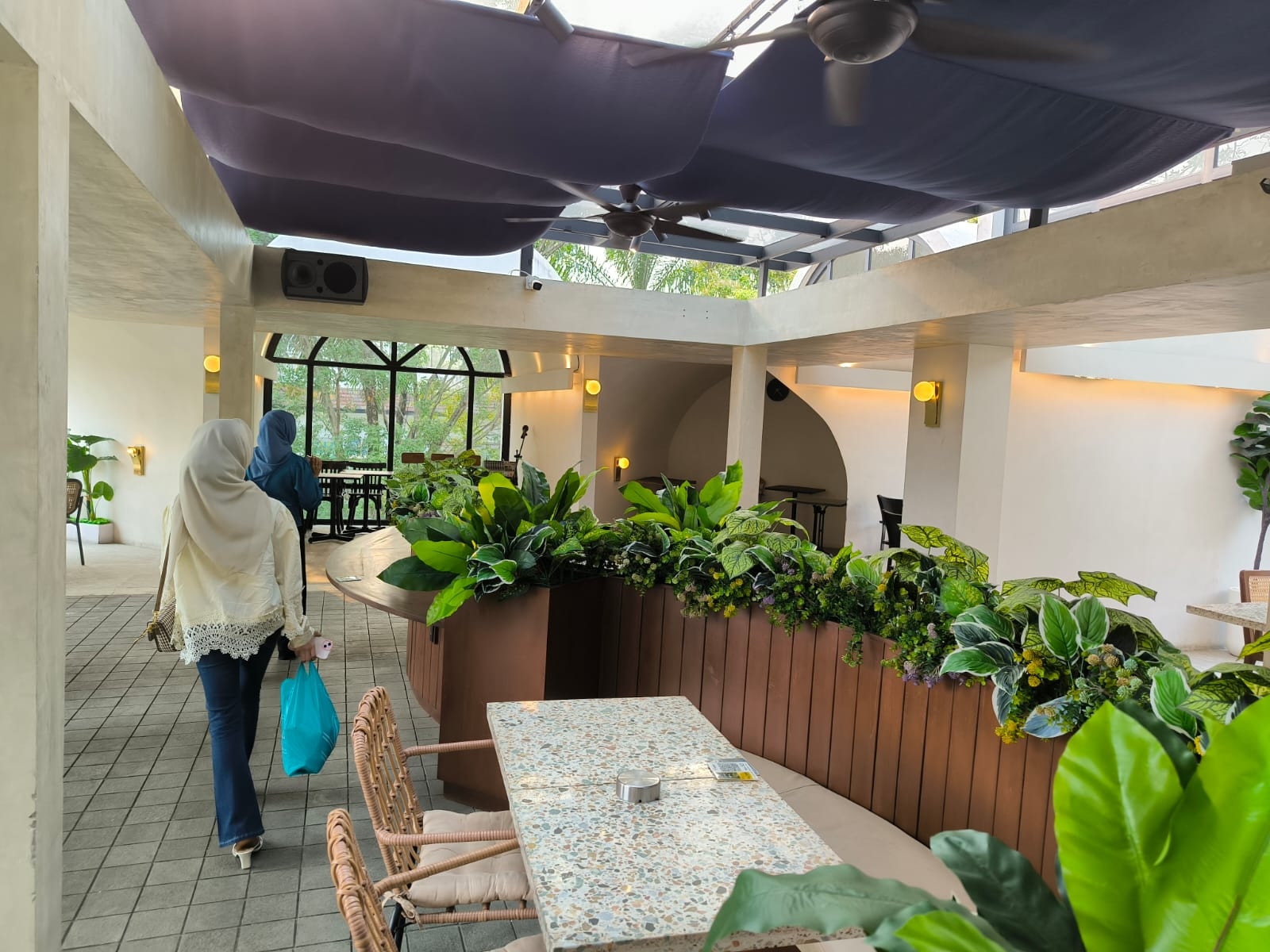 Tempat Nongkrong Baru Nih, Kafe di Sentul Hadirkan Pemandangan Perbukitan