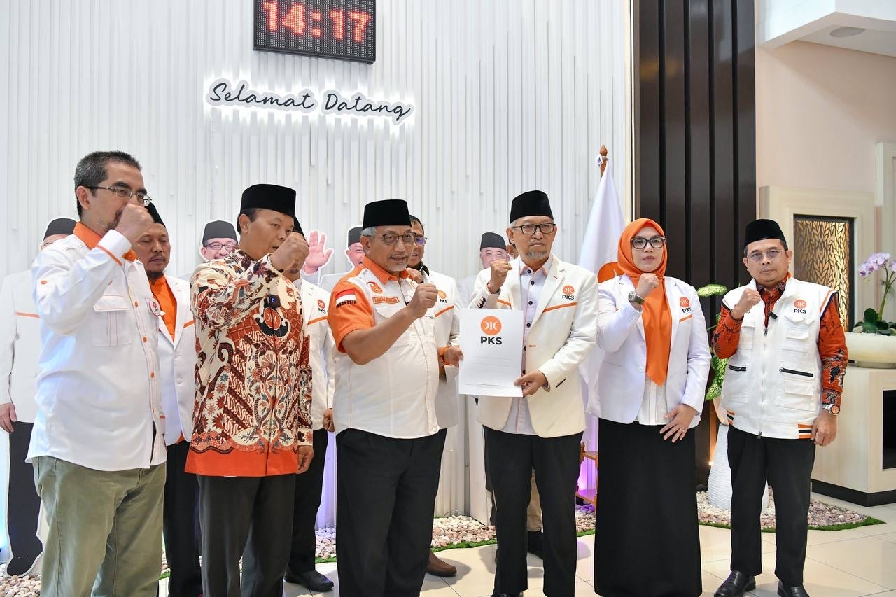 Batal Usung Marshel, PKS Resmi Serahkan SK ke Ruhamaben-Shinta di Pilwalkot Tangsel