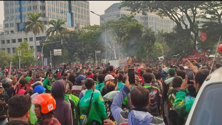 Demo Ojol di Patung Kuda Diwarnai Petasan, Tiga Orang Diamankan