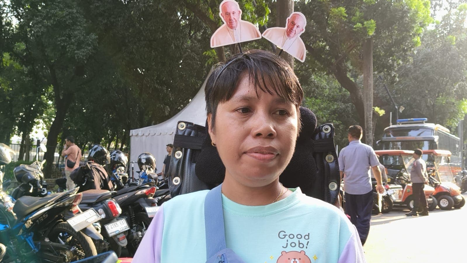 Sosok Wanita Berkursi Roda Sambut Kedatangan Paus untuk Misa Akbar di GBK