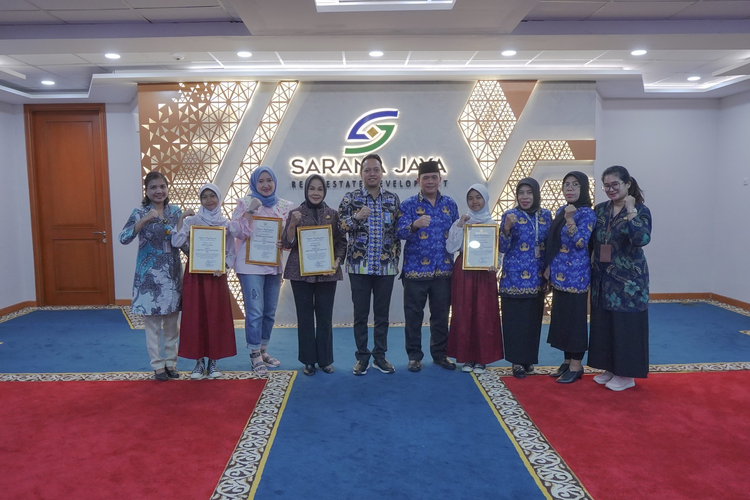 Pemenang Lomba Tari Cipta Kreasi Betawi 2024 Diganjar Penghargaan Bertanda Tangan Penjabat Gubernur Jakarta