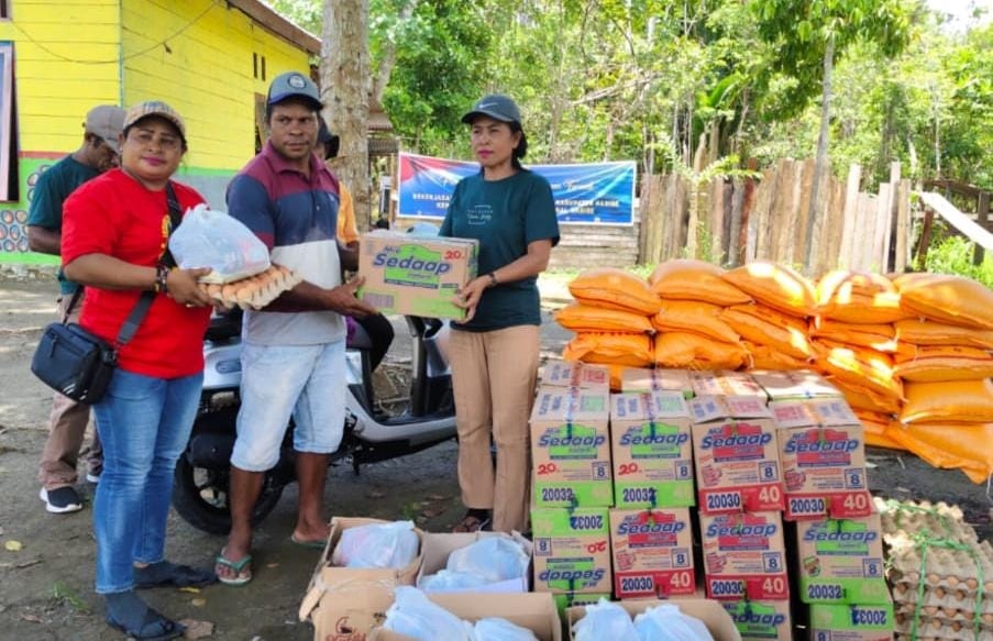 Kristalin Ekalestari Berbagi 506 Paket Sembako ke Warga Desa Nifasi