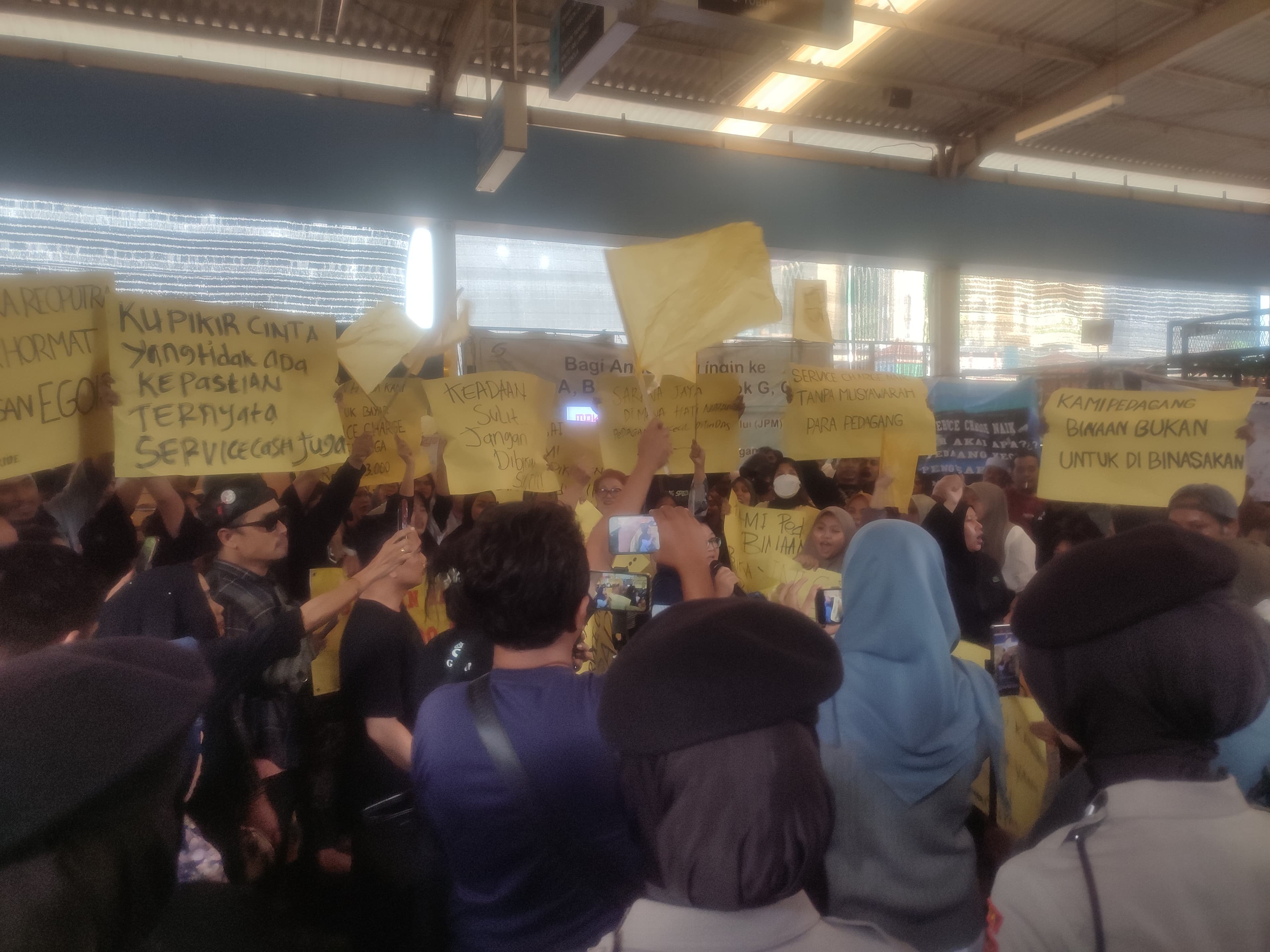 Pedagang di Skybridge Tanah Abang Demo Tuntut Harga Sewa Kios Turun Jadi Rp800 Ribu