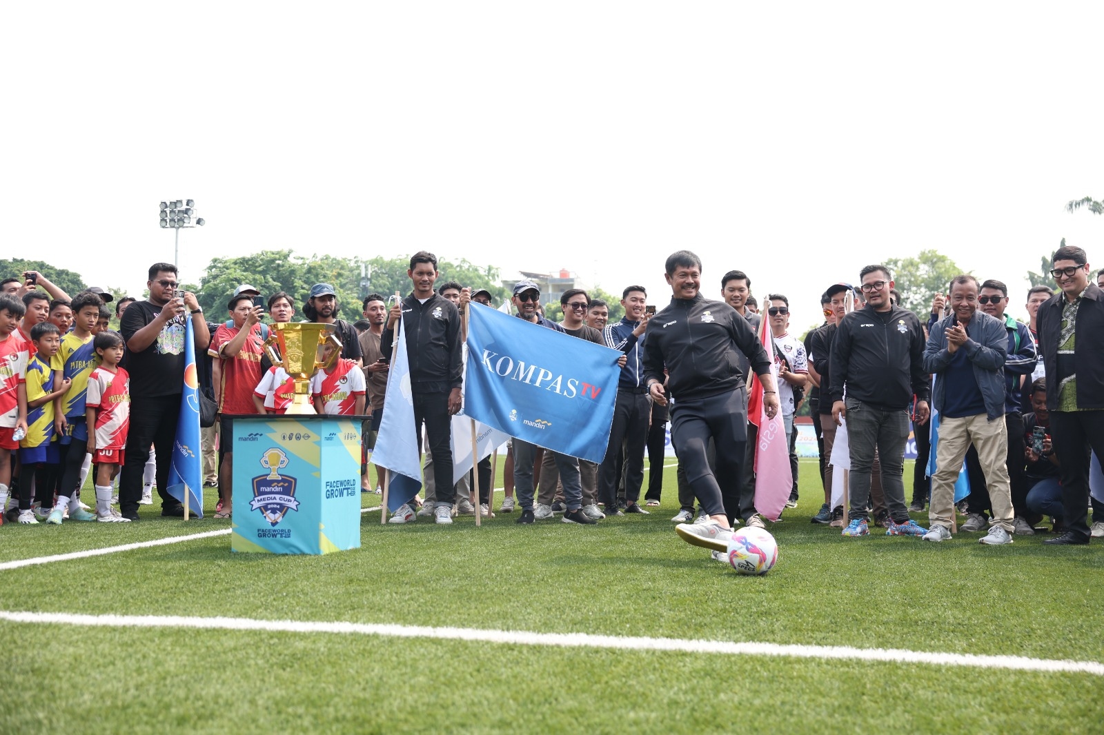 Sepakan Indra Sjafri Tandai Dimulainya Mandiri Media Cup 2024