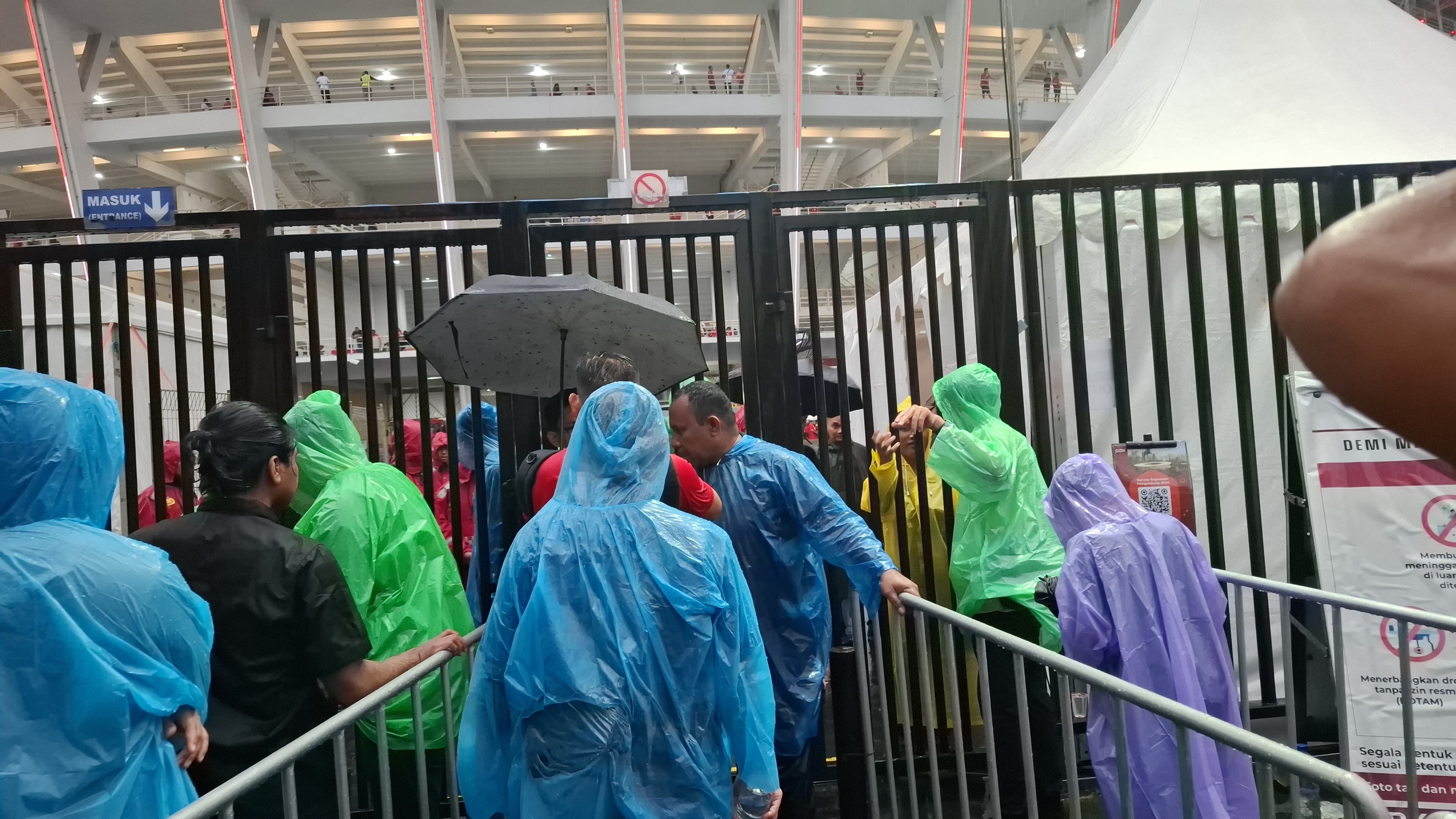 Indonesia vs Arab Saudi: Suporter Terobos Hujan Demi Dukung Garuda di Stadion GBK