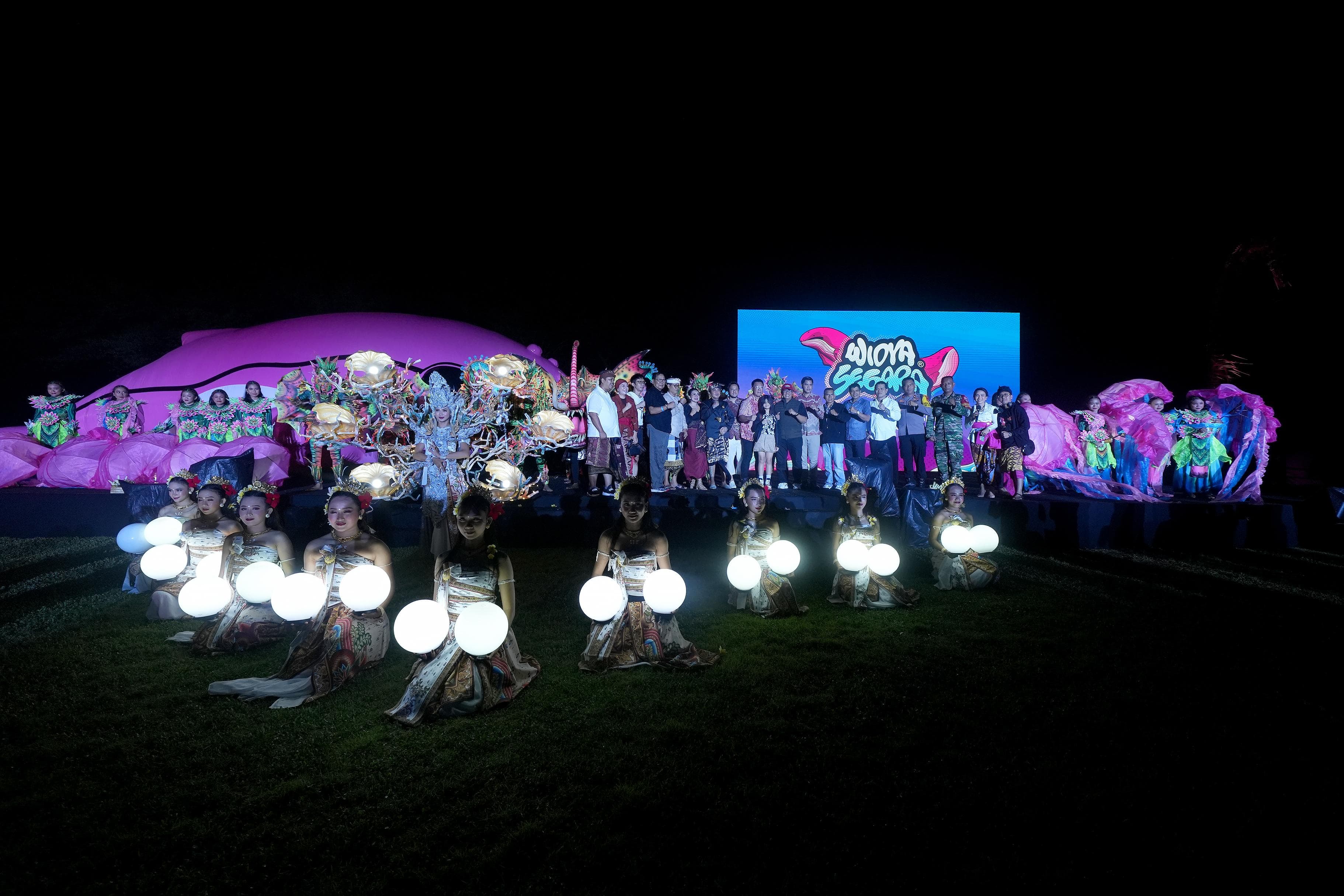 Ajak Masyarakat Sadar Lingkungan, Seniman Arkiv Tampilkan Paus Pink di Tanah Lot