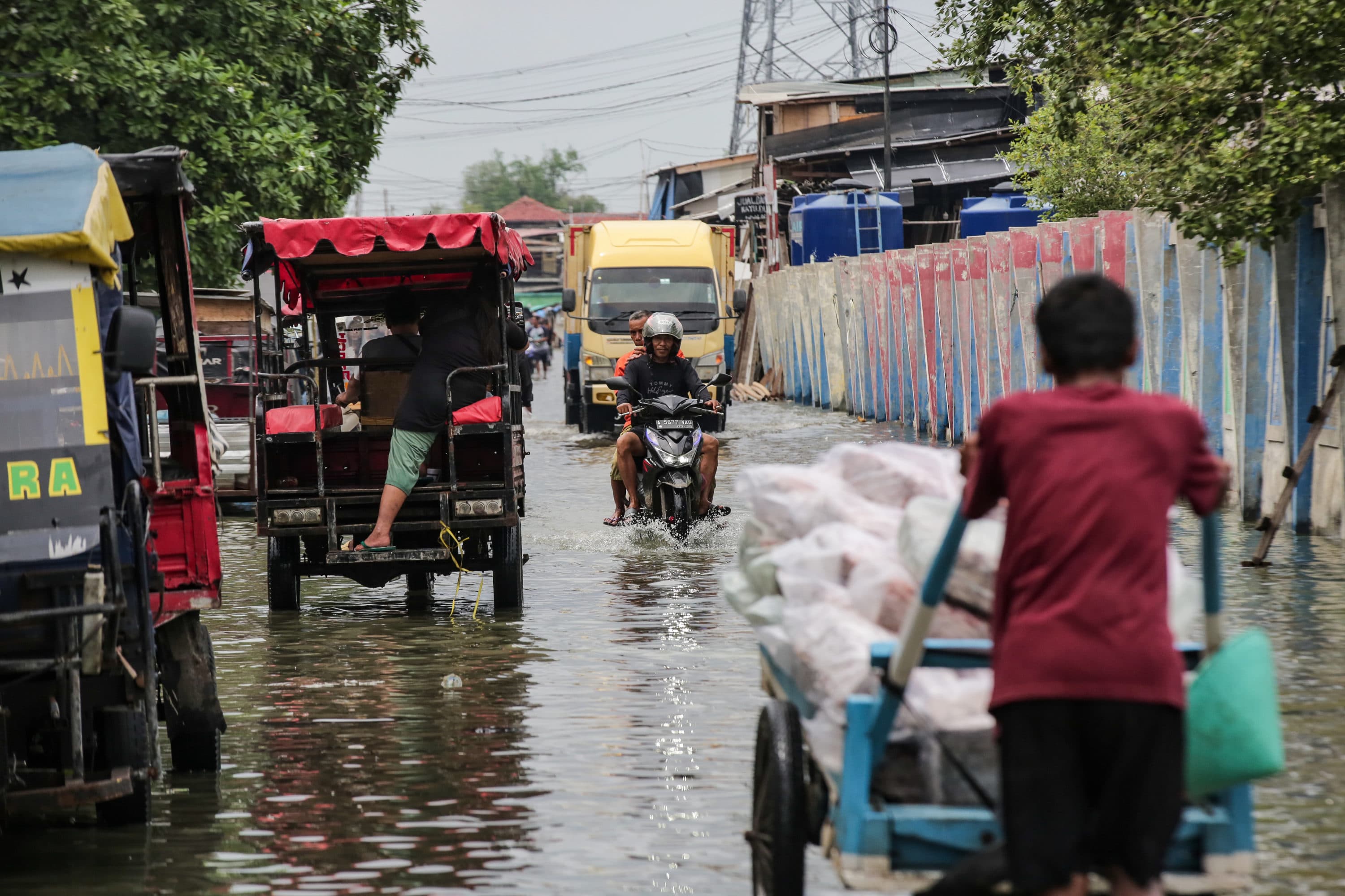 Supermoon Picu Banjir Rob di Jakarta, 16 RT dan 3 Ruas Jalan Terendam