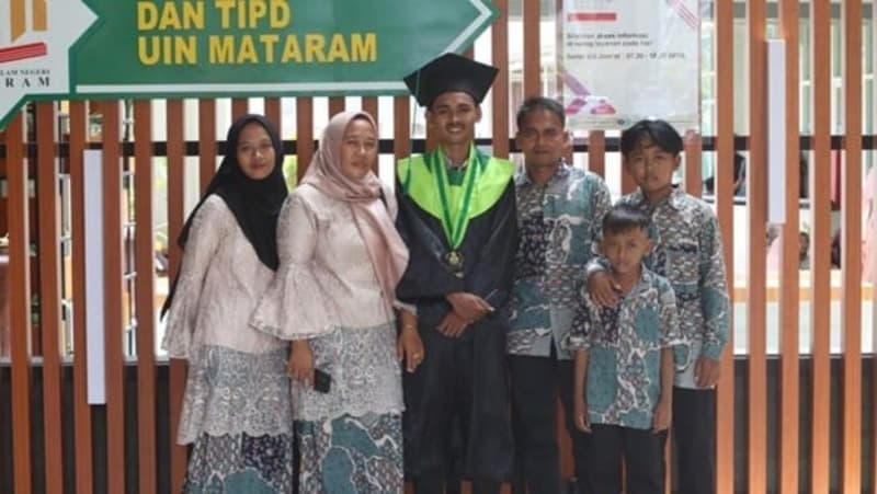 Inspiratif! Berkat PNM Mekaar, Ibu Penjual Sayur asal Mataram Ini Berhasil Kuliahkan Sang Anak Hingga S2