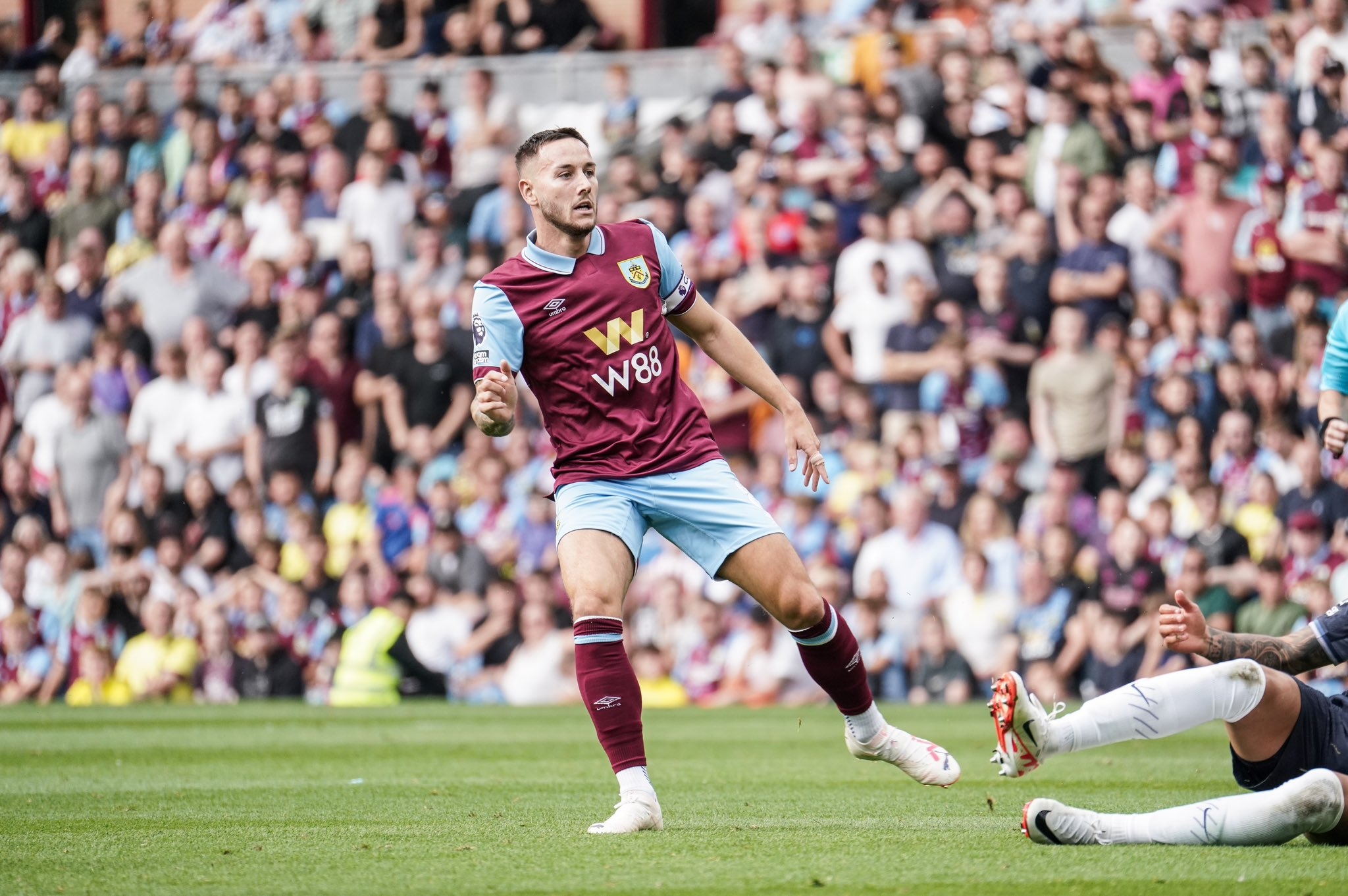 Jadi Incaran Naturalisasi, Kapten Burnley Josh Brownhill Bantah Punya Keturunan Malaysia