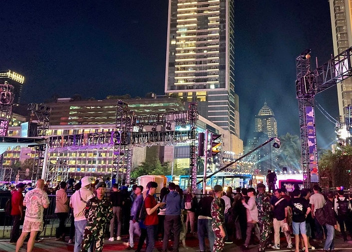 Antusiasme Warga Jakarta Sambut Tahun Baru 2025 di Bundaran HI
