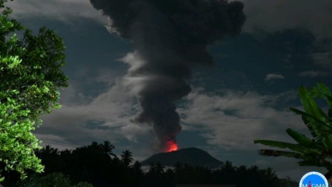 Gunung Ibu Erupsi, Kolom Abu Capai 4.000 Meter