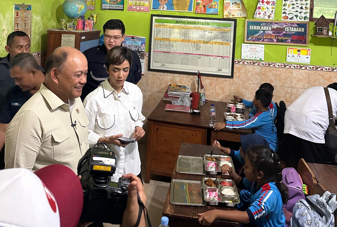 GKSI Dukung Program Makan Gratis Bergizi, Bagikan 15.000 Susu di SPPG Wong Solo