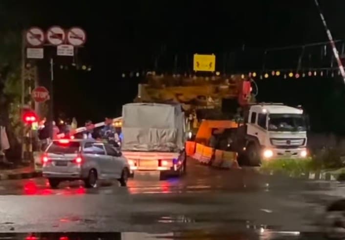 Truk Muatan Crane Nyangkut di Perlintasan Kereta di Bekasi, Perjalanan KRL Terganggu