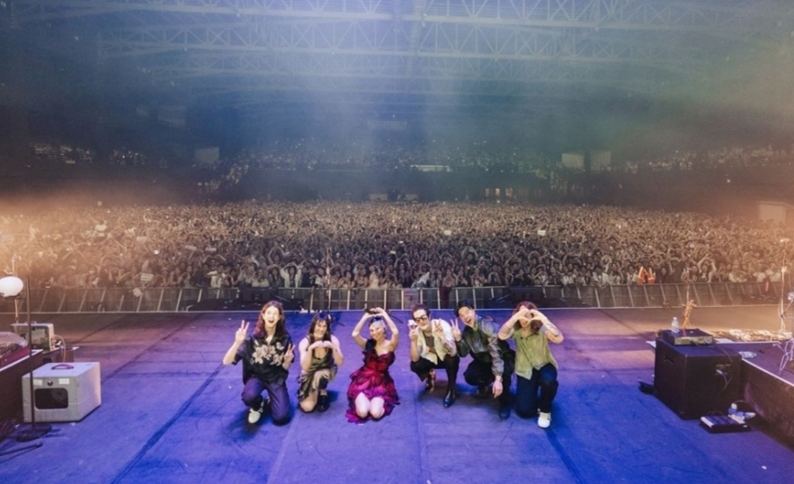 Perhatian NIKI pada Penggemarnya yang Pingsan Saat Menyaksikan Konser