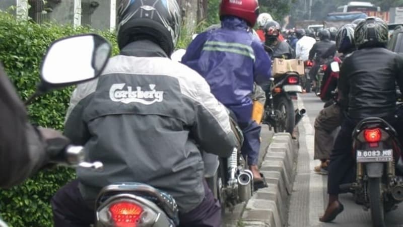 Warga Jakarta Timur Keluhkan Pengendara Motor yang Melintas di Trotoar