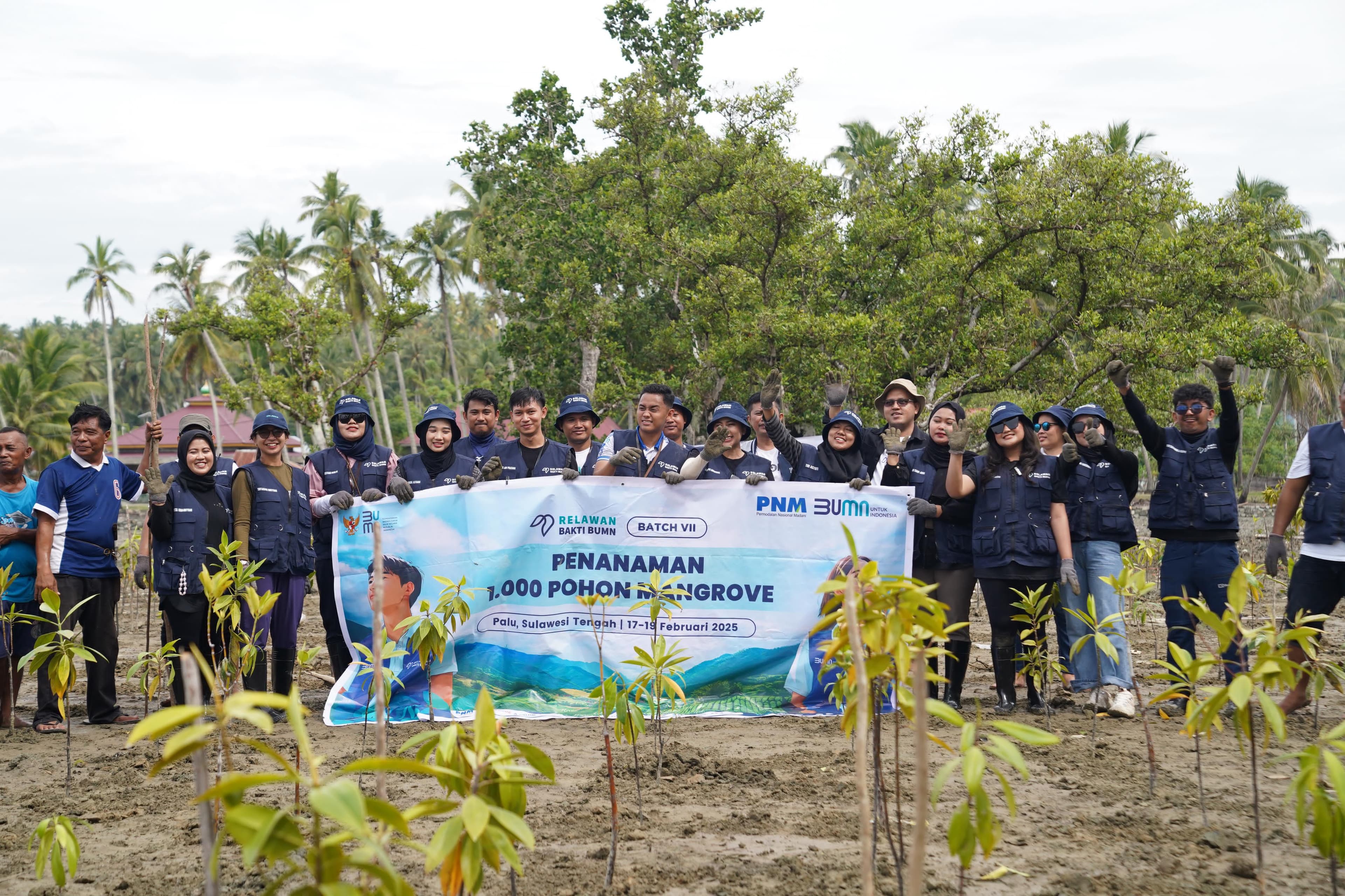Menghijaukan Pesisir, PT PNM Bersama Relawan Bakti BUMN Tanam 1.000 Mangrove
