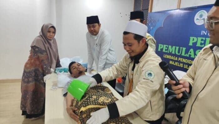 Salah Satu Hikmah yang Dapat Diambil dari Tidak Bolehnya Seorang Muslim Mengungkapkan Aib Jenazah adalah …