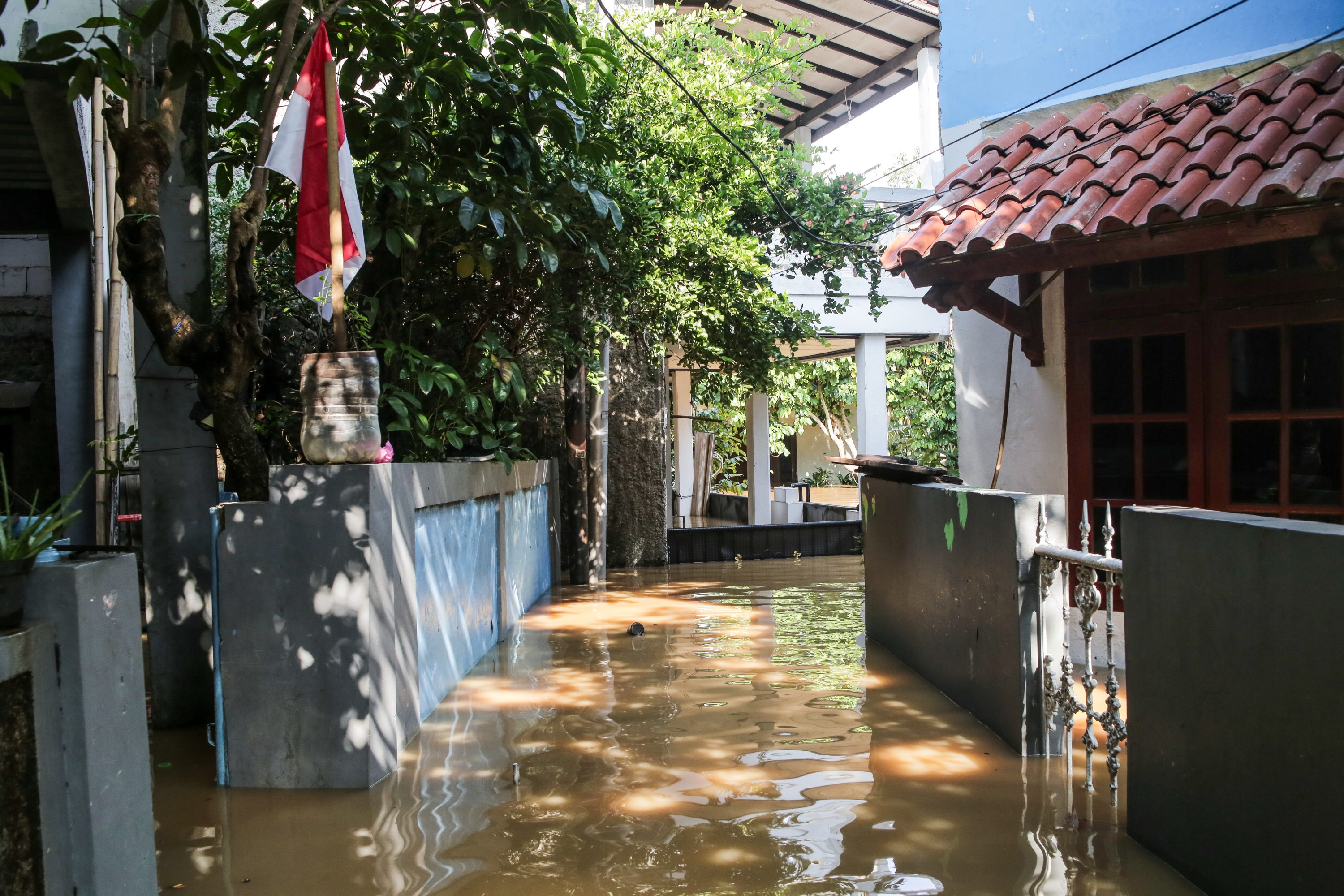 Banjir Kiriman Rendam Jakarta, Warga Berpuasa di Tengah Genangan