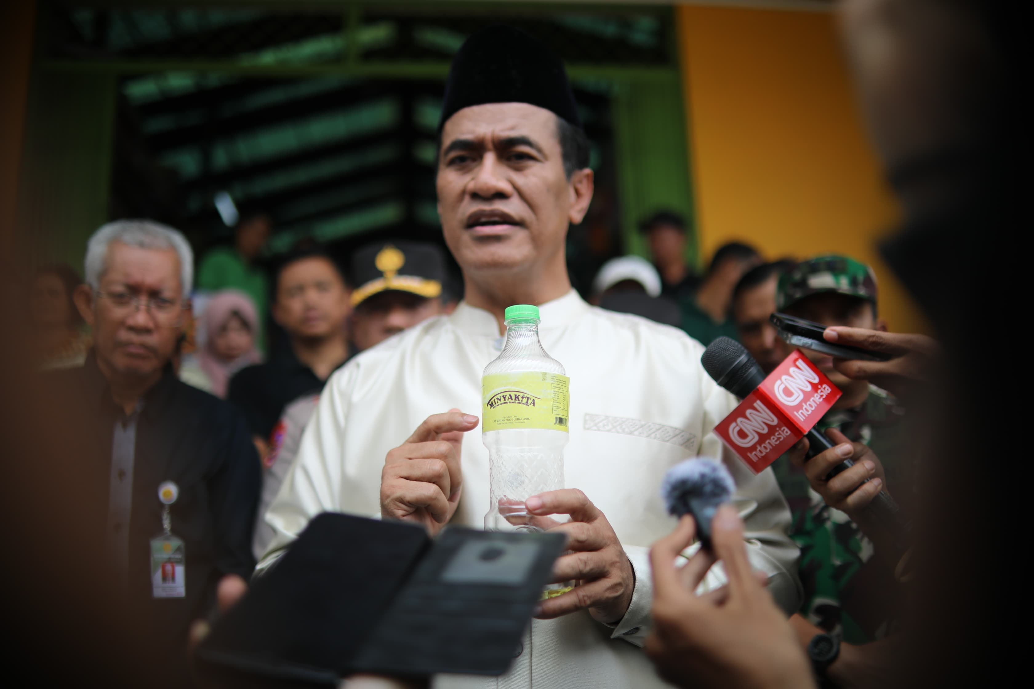 Minyakita ‘Disulap’ 1 Liter Jadi 800 Mililiter, Mentan Amran Geram: Tutup dan Segel Perusahaannya!