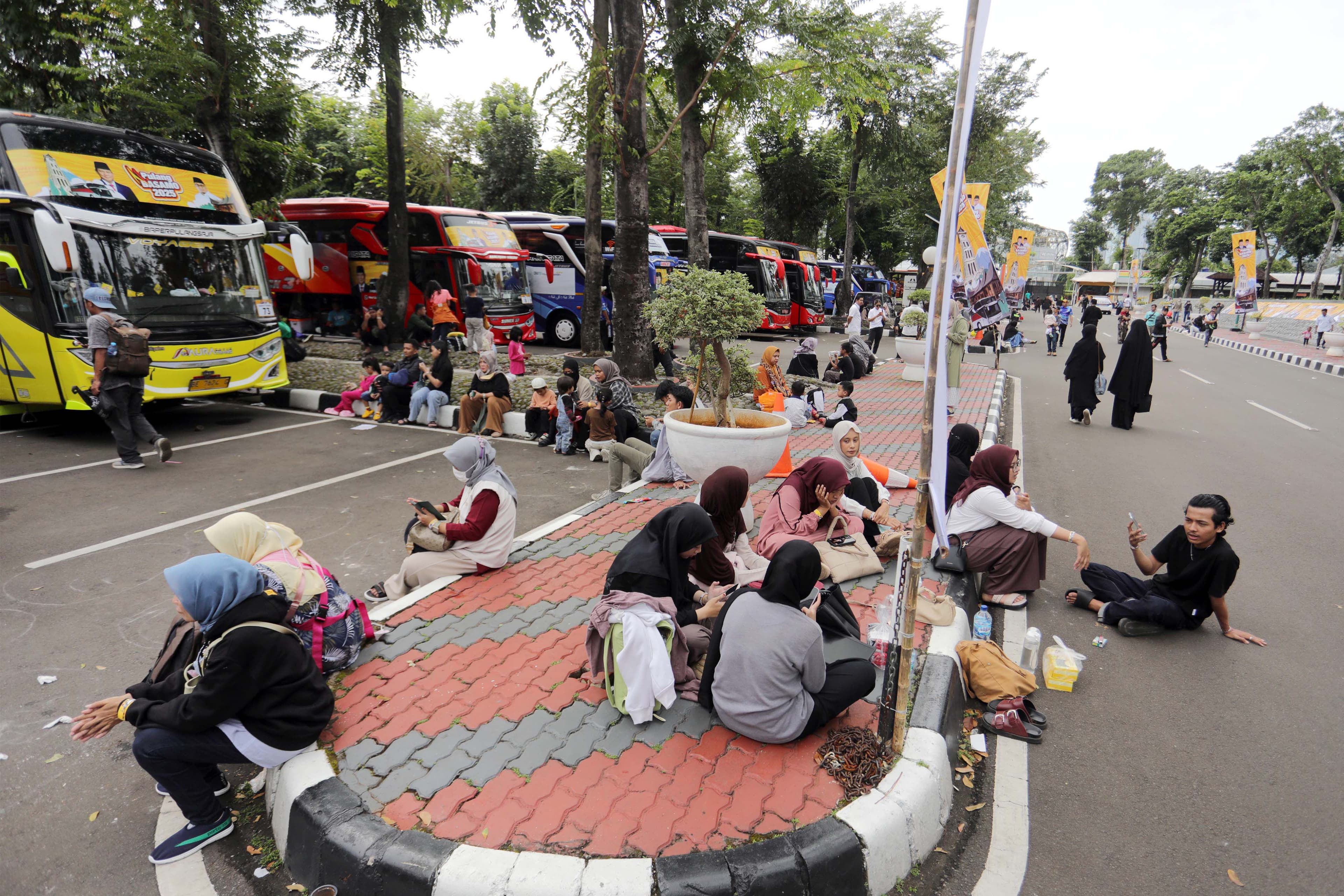 Jelang Mudik Lebaran 2025: DPR Desak Pemerintah Ngebut Perbaikan Jalan dan Perbanyak Armada!