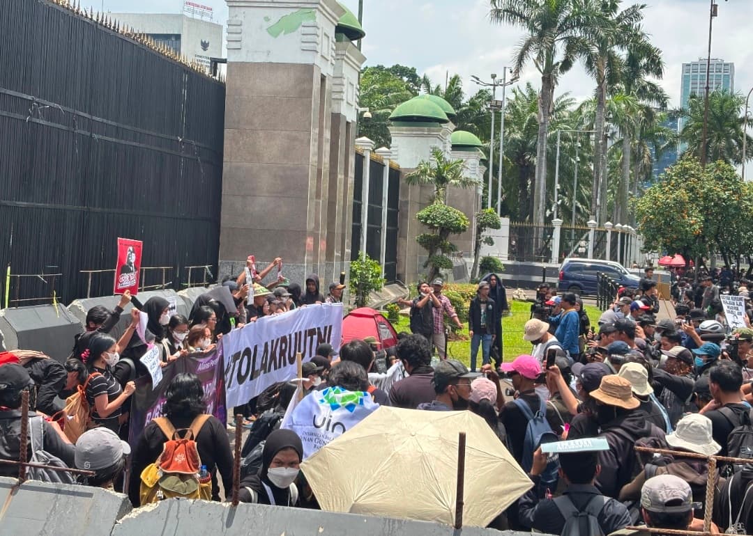 Massa Aksi Tolak Revisi UU TNI Mulai Berdatangan ke Gedung DPR RI