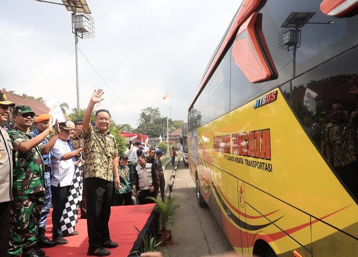 Ringankan Beban Masyarakat, Wagub Sumsel Cik Ujang Melepas 25 Bus Mudik Gratis