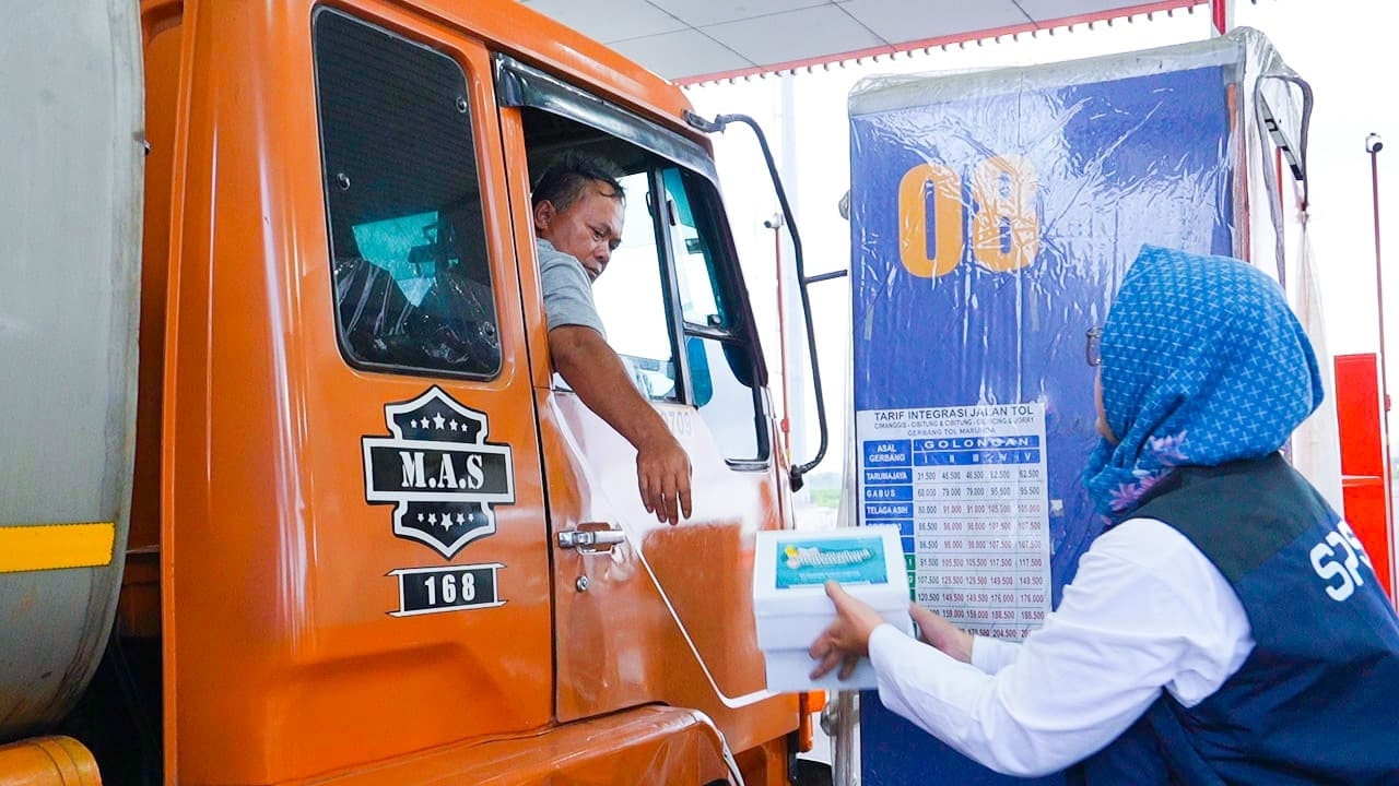 Berdayakan UMKM, Pelindo Solusi Logistik Bagikan 2.000 Takjil buat Buka Puasa