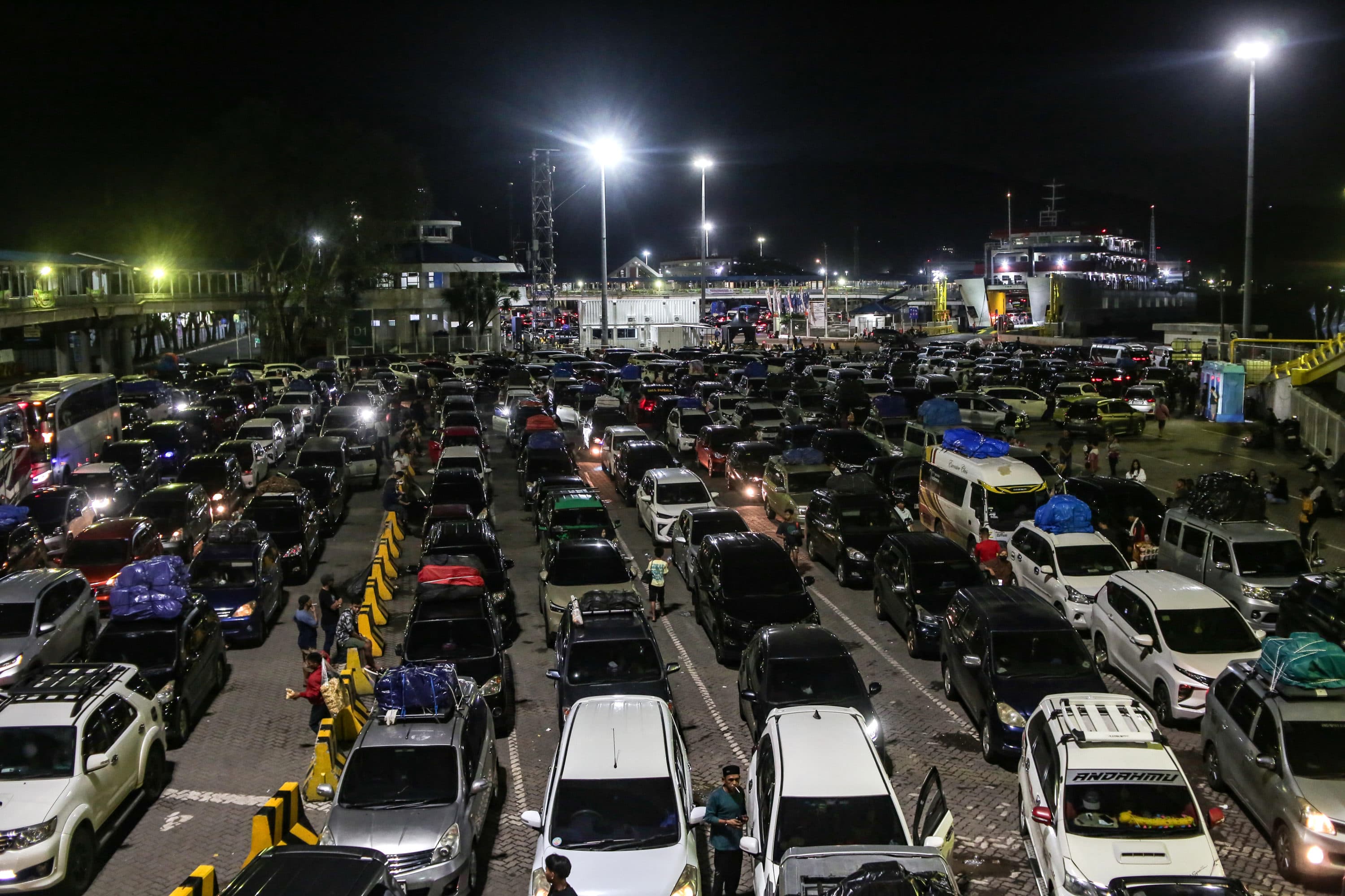 Trafik Penumpang dan Kendaraan di Pelabuhan Bakauheni-Merak Naik di Hari Lebaran