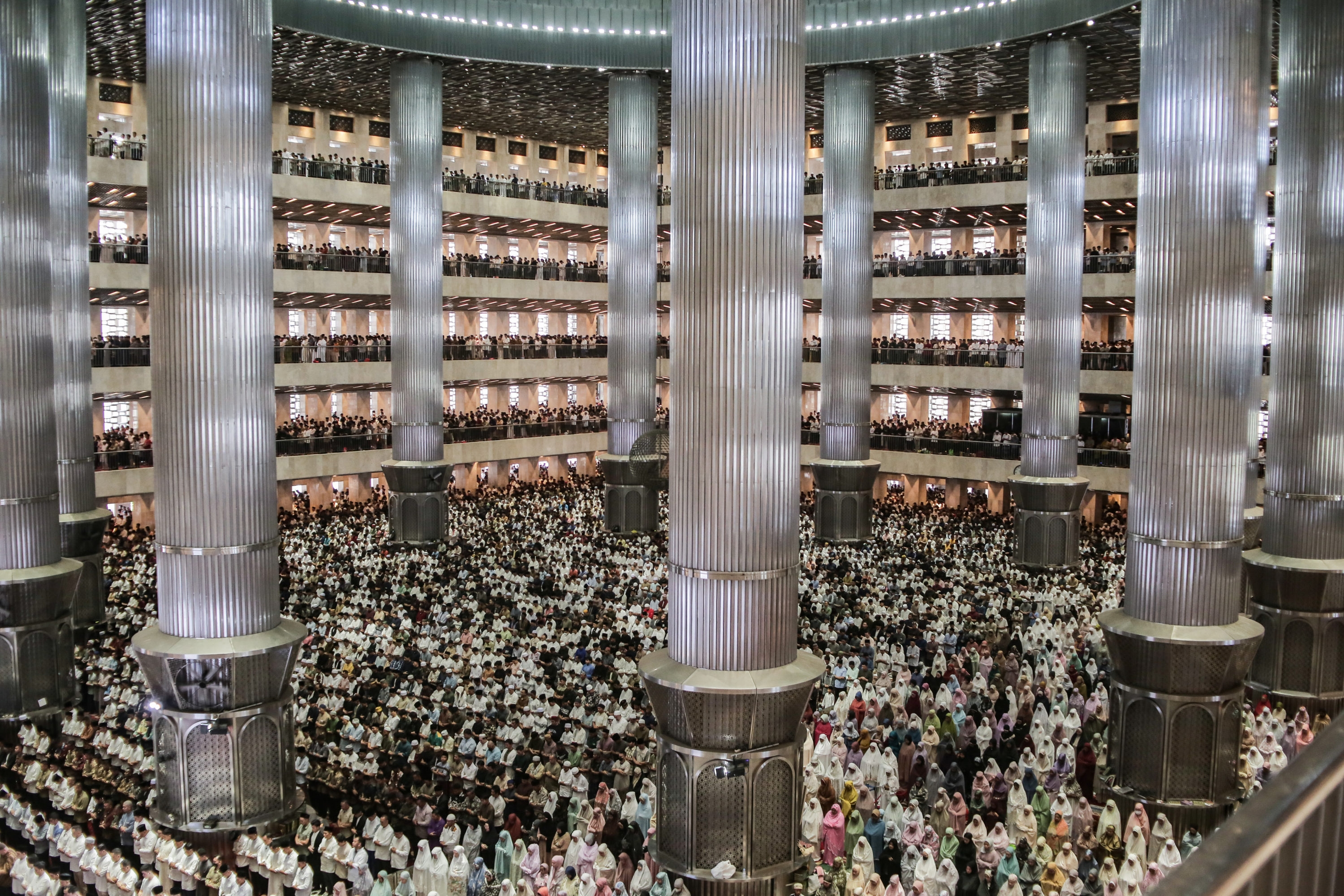8 Masjid Terbesar di Indonesia, Mampu Tampung Ratusan Ribu Jemaah