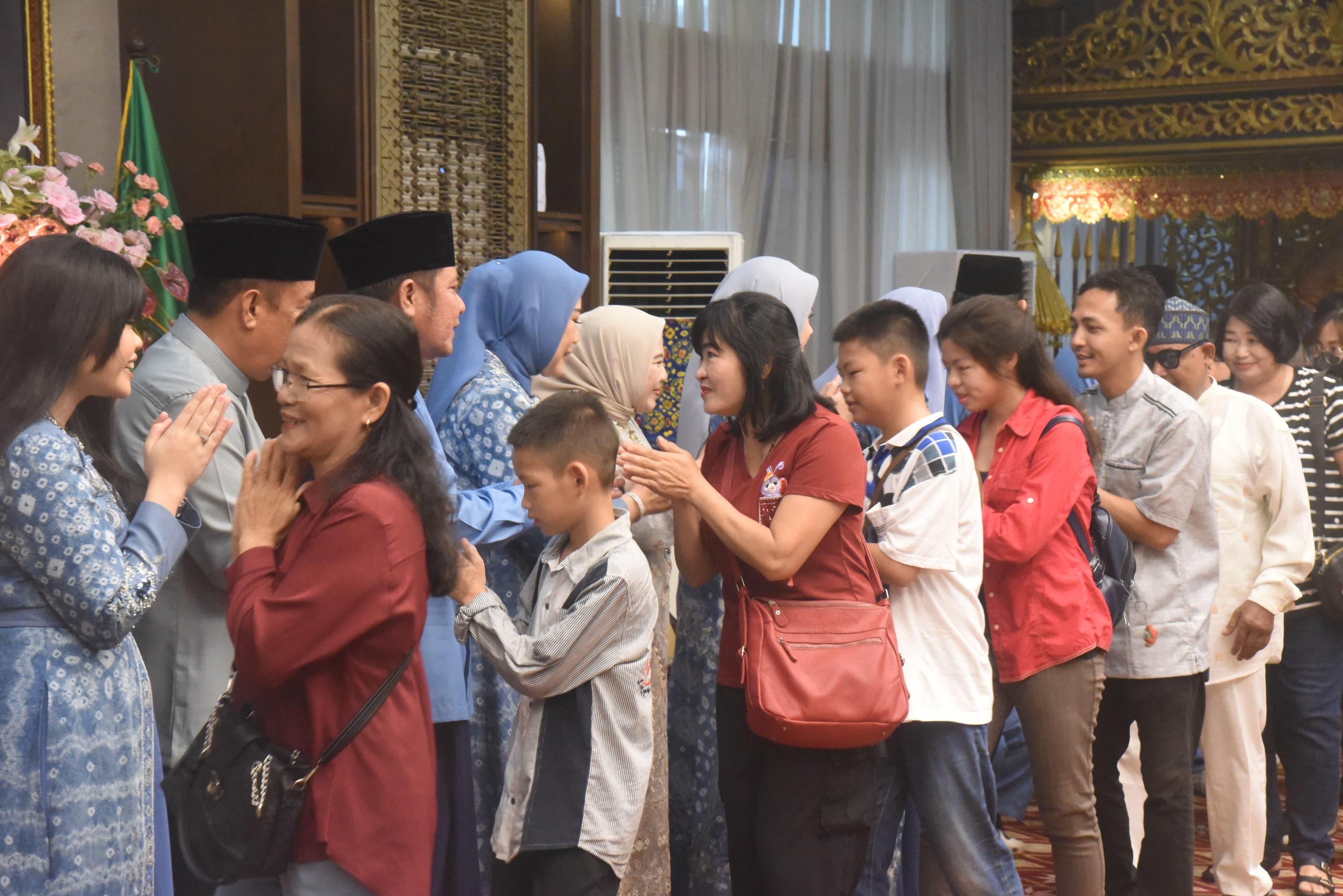 Ribuan Warga Padati Griya Agung, Hadiri Open House Gubernur dan Wagub Sumsel