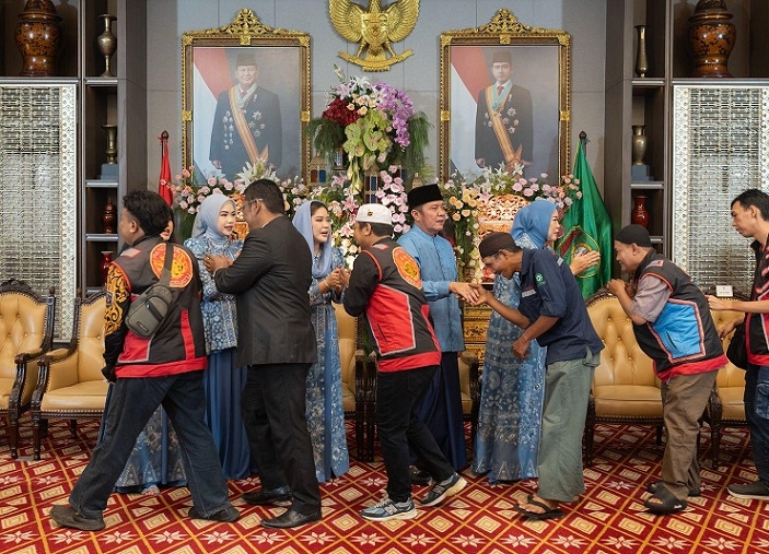 Ribuan Masyarakat, Driver Ojol dan Petugas Kebersihan Ramai-ramai Hadiri Open House Gubernur Herman Deru